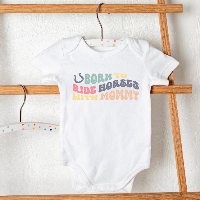 Geboren zu Pferden mit Mami Fun Reitsport Baby Strampler (Von Creator hochgeladen)