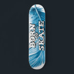 Geboren zum Skate blaue Feder mit Graffiti-Formuli Skateboard<br><div class="desc">Cooles Skateboard mit der Formulierung "Geboren zum Skate" in einem weißen modernen Graffiti-Schriftart auf einem hellblauen Federhintergrund.</div>