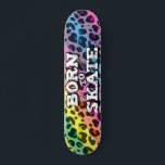 Geboren zum Skate farbiger Leopardengraffiti-Wortl Skateboard<br><div class="desc">Cooles Skateboard mit einem trendigen Regenbogenleoparden Hintergrund mit dem Aufdruck "Geboren zum Skate" in einem weißen,  modernen Graffiti-Schriftart.</div>