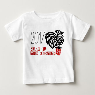 Geborenes Baby im Rooster-Jahr-Papercut Baby Girl- T-shirt