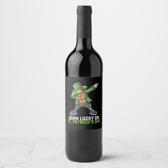 Geborenes Glück am St. Patrick's Day zum Geburtsta Weinetikett (Vorderseite)