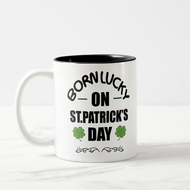 Geborenes Glück auf St. Patricks Day Funny Birthda Zweifarbige Tasse (Links)