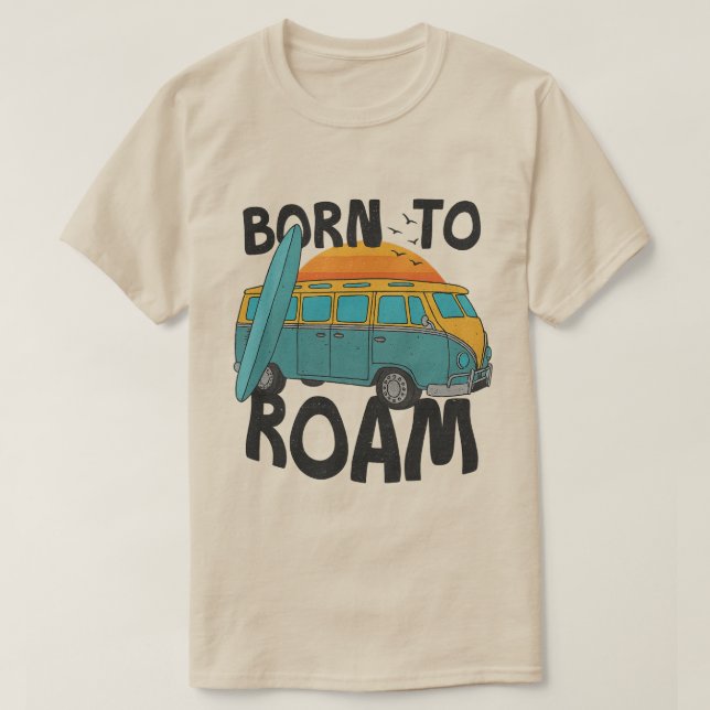 Geborenes Roam Retro Van & Surfboard Sunset Design T-Shirt (Design vorne)