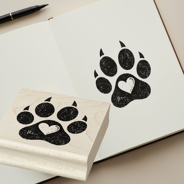Geborgenes Herz in Hundepacken Druckholzkunst Brie Gummistempel (🐾❤️ Rustic grunge paw print stamp – perfect for crafts & journaling!)