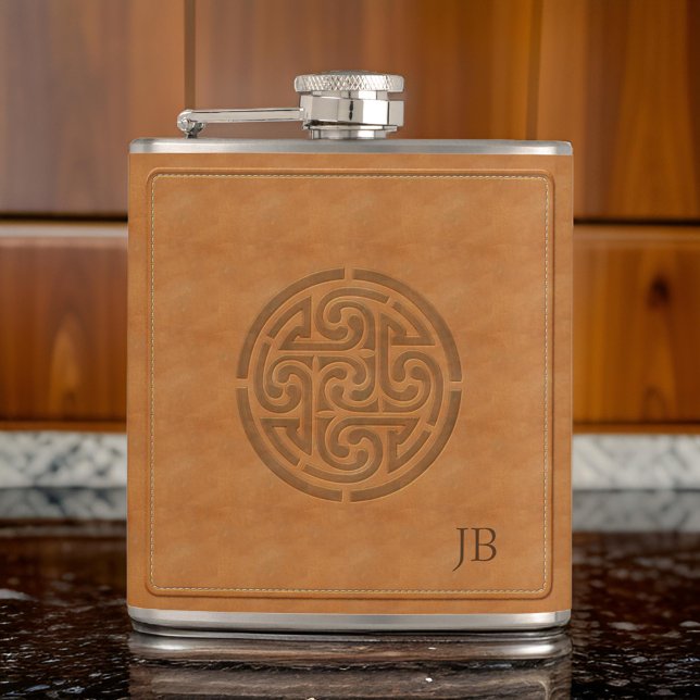 Gebotene keltische Knot-Imitate Leather Wrapped Ir Flachmann (Carved Celtic Knot Faux Leather Wrapped Irish Hip Flask On Marble Floor)
