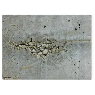 Gebrochene Betonmauer mit kleinen Steinen Schneidebrett