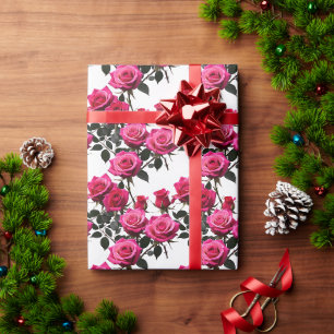 Gebündelte rote und rosa Rosen auf einem stark wei Geschenkpapier