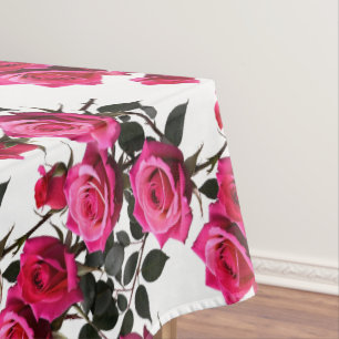 Gebündelte rote und rosa Rosen auf einem stark wei Tischdecke
