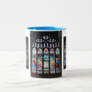 Geburt Christi auf einem Buntglasfenster Zweifarbige Tasse