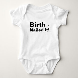 Geburt - es genagelt Baby-Shirt Baby Strampler