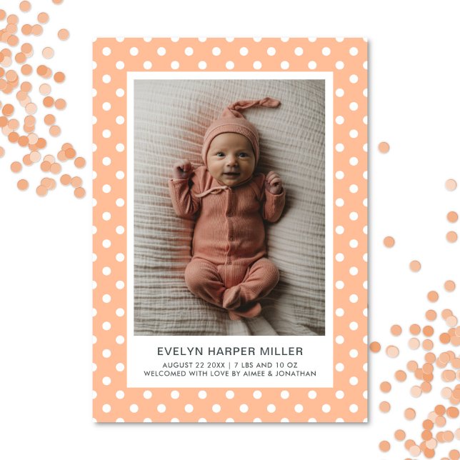 Geburtsankündigung Polka Dots Peach Modern Card Ankündigung (Polka dot birth announcement card in peach)