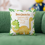 Geburtsankündigung von Dinosaurier Kissen<br><div class="desc">Die Geburtsankündigung von Dinosaurier kissen ein perfektes personalisiertes Geschenk für einen Neugeborenen,  ein Lebenswillen. Rückseite mit dem passenden Dinosaurier-Muster.</div>