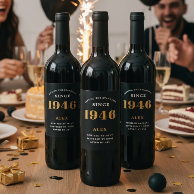 Geburtsname 1946 Black Gold Elegant Chic Weinetikett (1946 wine bottle labels on dark wine bottles sat on a party table.)