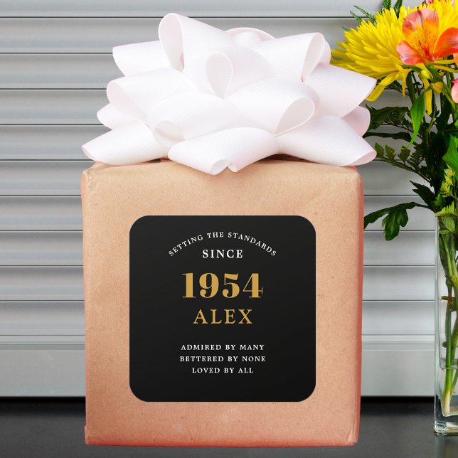 Geburtsname 1954 Black Gold Elegant Chic Quadratischer Aufkleber (70th Birthday 1954 Elegance: Exceptionally Chic Black and Gold Square Sticker.)