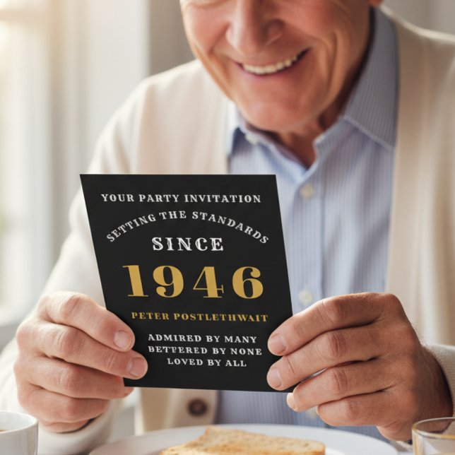 Geburtstag 1946 Schwarzes Gold Personalisiert für  Einladung (1946 birthday invitation held by an older man.)