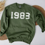 Geburtstag 1983 Vintages 40. Geschenk Sweatshirt<br><div class="desc">Dieses personalisierte Goldeffekt-Geburtstagsgeschenk Sweatshirt eignet sich hervorragend zum Feiern von 40 Jahren und um der Welt zu zeigen, dass das Leben in diesem Zeitalter wirklich beginnt. Es ist eine großartige Wahl für eine Geburtstagsfeier oder einen lustigen Wochenendaufenthalt, und es ist sicher, dass Sie stolz und glücklich sind, in Ihren vierzig...</div>
