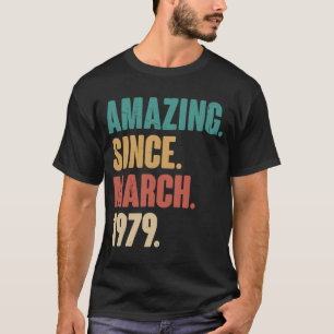 Geburtstag 44. Dekoration Phantastisch seit März 1 T-Shirt