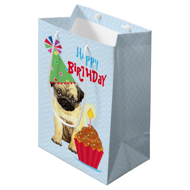 Geburtstag Cupcake Mops Mittlere Geschenktasche Geschenktüte (Vorderseite Schrägansicht)
