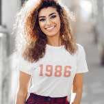Geburtstag | Custom Coral Pink Modern Trendy T-Shirt<br><div class="desc">Stilvolle,  trendige "1986" Jahrgang T - Shirt in moderner minimalistischer Uni Stil Typografie im Korallenrosa. Das perfekte Geburtstagsgeschenk,  um Ihr Geburtsjahr,  Ihre Niederlassung und Ihr Vintages zu feiern,  das sich leicht mit Ihrem eigenen Jahr personalisiert machen lässt.</div>