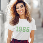 Geburtstag | Custom Green Modern Minimalistisch Fu T-Shirt<br><div class="desc">Stilvolle,  trendige "1986" Jahrgang T - Shirt im modernen minimalistischen Stil fett Uni Stil Typografie in Grün. Das perfekte Geburtstagsgeschenk,  um Ihr Geburtsjahr,  Ihre Niederlassung und Ihr Vintages zu feiern,  das sich leicht mit Ihrem eigenen Jahr personalisiert machen lässt.</div>