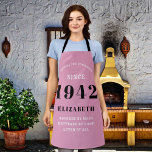 Geburtstag Geboren 1942 Pink Black Lady's Schürze<br><div class="desc">Ein personalisiertes klassisches rosa Schürze Design für dieses Geburtstagsfest für jemanden, der 1942 geboren und 80 Jahre alt wurde. Fügen Sie den Namen zu diesem Vintagen Retro-Stil rosa, weiß und schwarz Design für ein maßgeschneidertes 80 Geburtstagsgeschenk. Bearbeiten Sie den Namen und das Jahr einfach mit der Vorlage. Ein wunderbares Geschenk...</div>
