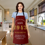 Geburtstag Geboren 1943 Red Gold Lady's Schürze<br><div class="desc">Eine personalisierte klassische blaue Schürze für die Geburtstagsfeier für jemanden, der 1943 geboren und 80 Jahre alt wurde. Fügen Sie den Namen zu diesem Vintagen Retrostil Blau, Weiß und Gold für ein individuelles 80 Geburtstagsgeschenk hinzu. Bearbeiten Sie den Namen und das Jahr einfach mit der Vorlage. Ein wunderbares Geschenk zum...</div>