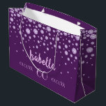 Geburtstag lila rosa Diamanten Name glasig Große Geschenktüte<br><div class="desc">Eine elegante und glamouröse Geschenktasche aus dem 60. Jahrhundert. Girly lila Kulisse und Imitate Diamanten. Vorlagen für einen Namen,  60 Jahre,  Geburtsdatum und Geburtstag.  rosa Buchstaben und Zahlen.  Der Name ist mit einem modernen handgeschriebenen Stift geschrieben.</div>