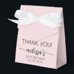 Geburtstag Minimal Dusty Pink Monogram Name Script Geschenkschachtel<br><div class="desc">Girly Simple Clean Minimalistisch Blush Pink Monogram Name Signature Script Custom Personalisiert 30. (oder jedes Alter) Geburtstag "Danke" Text Bevorzugung Box. Dieses Design mit Ihrem Vornamen in einem hübschen handgeschriebenen Stil Swash Schwanz Schriftart Signatur Typografie (oder Kalligrafie) auf staubigen rosa oder hellpastellfarbenen Hintergrund. Diese stilvollen weiblichen Geschenkboxen, die sich hervorragend...</div>