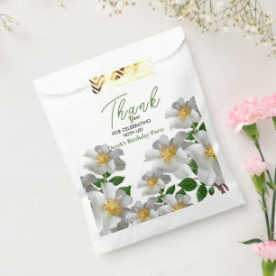 Geburtstag mit weißer Blume Geschenktütchen