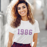 Geburtstag | Modernes Trendy Stilvoll Niedlich Lil T-Shirt<br><div class="desc">Stilvolle,  trendige "1986" Jahrgang T - Shirt im modernen minimalistischen Stil fett Uni Stil Typografie in lilac lila. Das perfekte Geburtstagsgeschenk,  um Ihr Geburtsjahr,  Ihre Niederlassung und Ihr Vintages zu feiern,  das sich leicht mit Ihrem eigenen Jahr personalisiert machen lässt.</div>