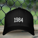 Geburtstag Vater bestickter Hut, FlexPod Black Cap Bestickte Baseballkappe<br><div class="desc">Dieses einfache Geburtshaus Jahr 1984 Vater Minimalistisch bestickter Hut, Flexfit Black Wool Cap ist perfekt für trendigen und sportlichen Papa. 🦋 HINWEIS: Der Text auf der Rückseite. 🦋 Sie können das Produkt leicht anpassen, indem Sie Ihr eigenes Jahr und Ihren eigenen Text ("Vater", "Vater"..) hinzufügen, um es ganz einzigartig zu...</div>