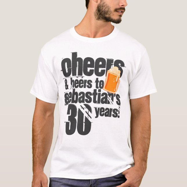 Geburtstag von Cheers und Biers Personalisiert T-Shirt (Vorderseite)