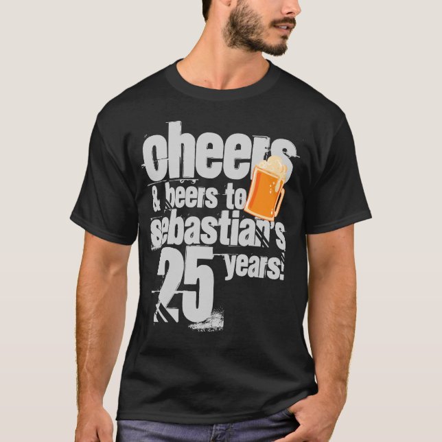 Geburtstag von Cheers und Biers Personalisiert T-Shirt (Vorderseite)