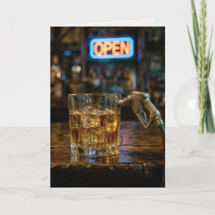 Geburtstags-Benzin-Düse in einem Whiskeyglas Karte