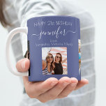 Geburtstags-Foto: Die besten Freunde heißen dunkel Kaffeetasse<br><div class="desc">Ein Geschenk von Freunden für den 21. Geburtstag einer Frau, die ihr Leben mit 3 Fotos von ihr, ihren Freunden, ihrer Familie, ihrem Interesse oder ihren Haustieren feiert. Personalisieren und fügen Sie ihren Namen, Alter 21 und Ihre Namen. Ein dunkelblauer Hintergrund. Ihr Name ist mit einem modernen handgeschriebenen Stilskript mit...</div>
