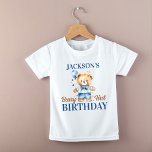 Geburtstags-Foto-Requisiten gedruckt Baby T-shirt<br><div class="desc">Geburtstagsgeschirr der ersten Jungen Geburtstagsgeschirr personalisierter Geburtstagsgeschirr,  niedlicher Teddybär mit Wasserfarbe in der Hose und eine Bugs-Krawatte mit einem blauen Ballon Party Foto Requisiten T - Shirt</div>