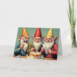 Geburtstags-Gnome beim Schneiden der Geburtstagsto Karte
