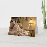 Geburtstags-Hase entspannt in einem Sessel