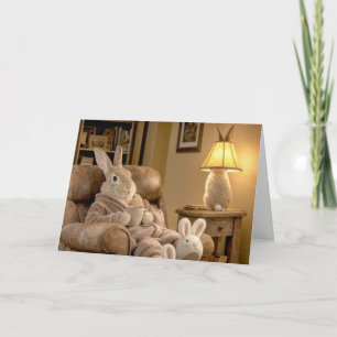 Geburtstags-Hase entspannt in einem Sessel Karte