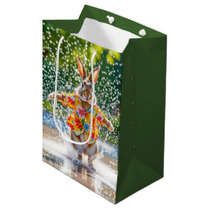 Geburtstags-Hase mit einem lustigen Hemd im Wasser Mittlere Geschenktüte