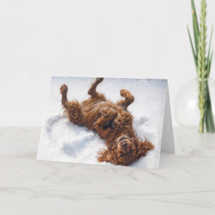 Geburtstags-Irish-Setter macht einen Schneengel Feiertagskarte