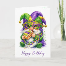 Geburtstags-Mardi-Gras-Gnom isst King Cake