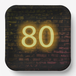 Geburtstags-Neon-80-Schild an Backsteinmauer Pappteller