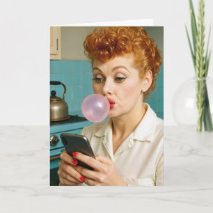 Geburtstags-Retro-Frau, die auf einem Mobiltelefon Karte