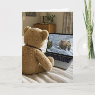 Geburtstags-Teddybär beobachtet Grizzly auf Laptop Karte