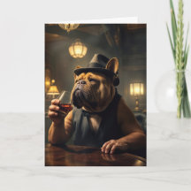 Geburtstagsbulldog, der ein Getränk hält