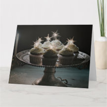 Geburtstagscupcakes auf Tablett