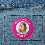 Geburtstagsfeier heißen rosa Foto Mädchenname Button<br><div class="desc">Ein warmes rosa Hintergrund. Personalisieren und fügen Sie ein Foto und Alter. Mit dem Text: Happy Birthday. Geschwungener Text. Weißer Text Personalisieren und einen Namen hinzufügen.</div>