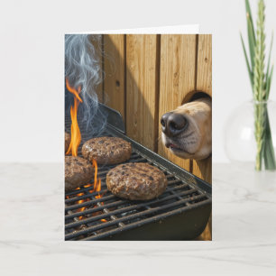 Geburtstagshund schnüffelt an Hamburgern auf einem Karte