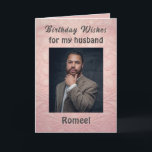 Geburtstagskarte für eine Husband-Klasse der Moder Karte<br><div class="desc">Diese Grußkarte ist ein eleganter Gruß zum Geburtstag Ihres Ehemannes und bietet einen lila Hintergrund mit einer schwarzen Abbildung einer Rose. An der Vorderseite steht "Glücklicher Geburtstag für meinen Mann" in elegantem Druck mit seinem Namen unter einem schönen kursiven Drehbuch. Der Text ist dunkelgrau. Es ist eine schöne Nachricht drinnen....</div>